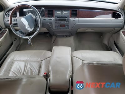 Zdjęcie 8 z 14 samochodu: 2006 LINCOLN TOWN CAR SIGNATURE LIMITED VIN:1LNHM82V46Y649756 - miniatura