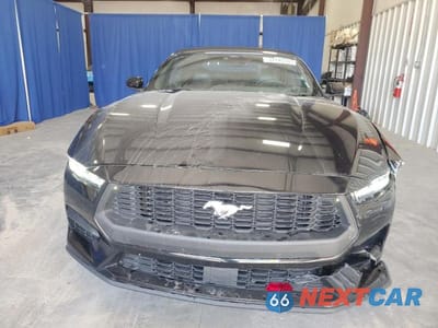 Piąte zdjęcie samochodu w środku: 2025 FORD MUSTANG VIN:1FAGP8UH7S5108149 - miniatura