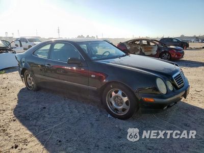 Czwarte zdjęcie samochodu z boku: 1999 MERCEDES-BENZ CLK 320 VIN:WDBLJ65G8XF063064 - miniatura