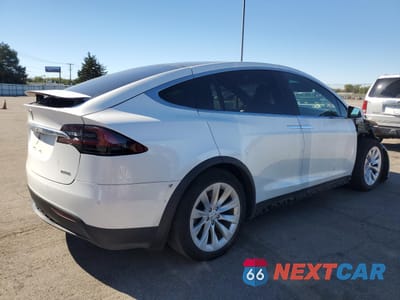 Trzecie zdjęcie samochodu z tyłu: 2017 TESLA MODEL X VIN:5YJXCBE24HF076684 - miniatura