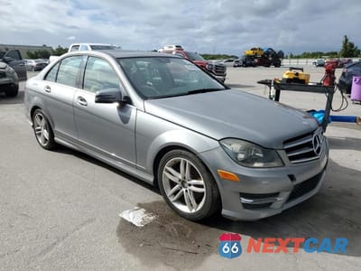 Czwarte zdjęcie samochodu z boku: 2014 MERCEDES-BENZ C 250 VIN:WDDGF4HBXEA932708 - miniatura