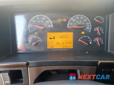 Zdjęcie 8 z 10 samochodu: 2016 VOLVO VNL SEMI TRUCK VIN:4V4N99EH8GN950719 - miniatura