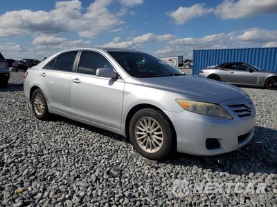 Czwarte zdjęcie samochodu z boku: 2010 TOYOTA CAMRY BASE VIN:4T1BF3EK1AU099825 - miniatura