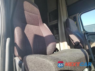 Zdjęcie 6 z 10 samochodu: 2017 FREIGHTLINER CASCADIA 125 SEMI TRUCK VIN:3AKJGLDR3HSHN2019 - miniatura