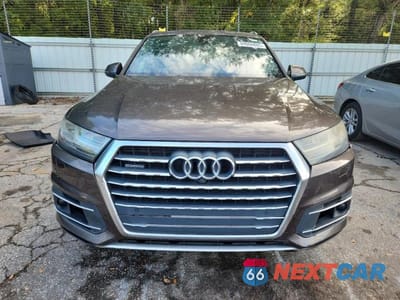 Piąte zdjęcie samochodu w środku: 2017 AUDI Q7 3.0T V6 PREMIUM PLUS AWD VIN:WA1LAAF70HD013396 - miniatura