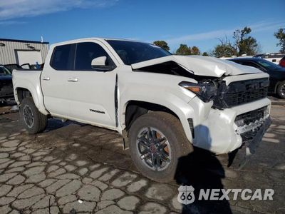Czwarte zdjęcie samochodu z boku: 2024 TOYOTA TACOMA TRD SPORT VIN:3TYLB5JN8RT024026 - miniatura