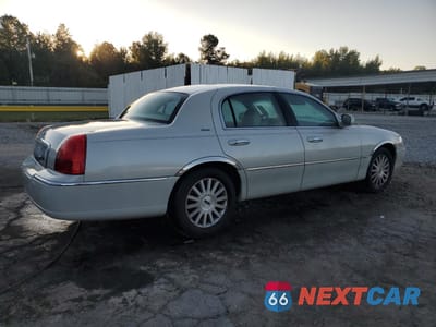 Trzecie zdjęcie samochodu z tyłu: 2004 LINCOLN TOWN CAR ULTIMATE VIN:1LNHM83W64Y681743 - miniatura