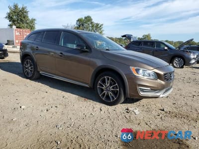 Czwarte zdjęcie samochodu z boku: 2015 VOLVO V60 CROSS COUNTRY PREMIER VIN:YV4612HK3F1000499 - miniatura