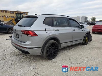 Trzecie zdjęcie samochodu z tyłu: 2022 VOLKSWAGEN TIGUAN SE R-LINE BLACK VIN:3VVCB7AXXNM000959 - miniatura