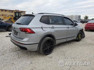 Trzecie zdjęcie samochodu z tyłu: 2022 VOLKSWAGEN TIGUAN SE R-LINE BLACK VIN:3VVCB7AXXNM000959 - miniatura