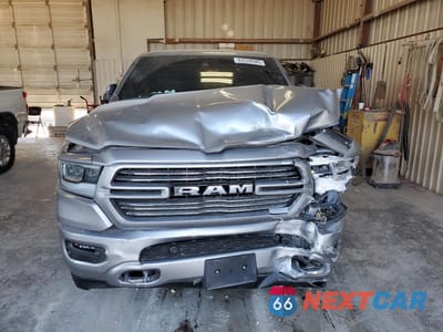 Piąte zdjęcie samochodu w środku: 2024 RAM 1500 LARAMIE VIN:1C6SRFJT8RN190213 - miniatura