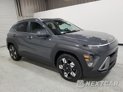 Czwarte zdjęcie samochodu z boku: 2025 HYUNDAI KONA SEL VIN:KM8HB3AB2SU236638 - miniatura
