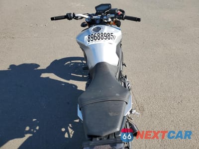 Zdjęcie 6 z 9 samochodu: 2015 YAMAHA FZ09 VIN:JYARN33E4FA005878 - miniatura