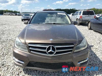 Piąte zdjęcie samochodu w środku: 2014 MERCEDES-BENZ C 250 VIN:WDDGF4HBXER309719 - miniatura