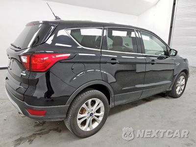 Trzecie zdjęcie samochodu z tyłu: 2019 FORD ESCAPE SE VIN:1FMCU0GD3KUC03207 - miniatura