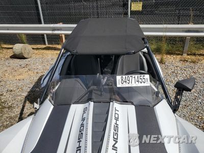 Piąte zdjęcie samochodu w środku: 2022 POLARIS SLINGSHOT SL VIN:57XAAPHD2N8150077 - miniatura