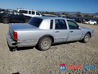 Trzecie zdjęcie samochodu z tyłu: 1997 LINCOLN TOWN CAR EXECUTIVE VIN:1LNLM81W2VY715658 - miniatura