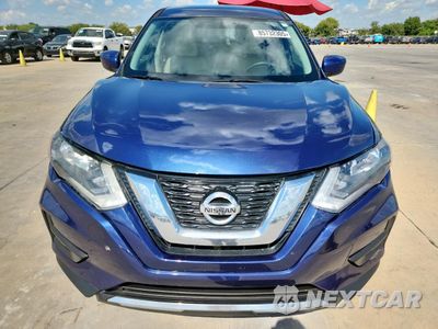 Piąte zdjęcie samochodu w środku: 2017 NISSAN ROGUE S VIN:JN8AT2MT1HW130104 - miniatura