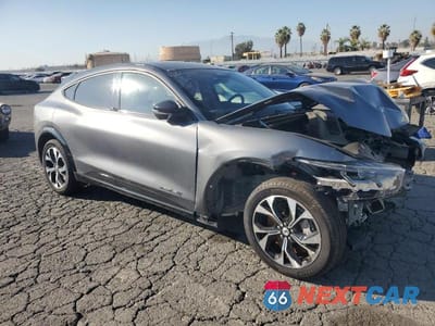 Czwarte zdjęcie samochodu z boku: 2023 FORD MUSTANG MACH-E PREMIUM VIN:3FMTK3SU8PMB06336 - miniatura