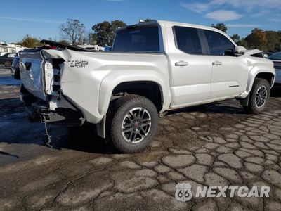 Trzecie zdjęcie samochodu z tyłu: 2024 TOYOTA TACOMA TRD SPORT VIN:3TYLB5JN8RT024026 - miniatura