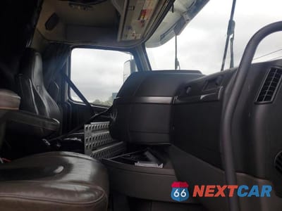 Piąte zdjęcie samochodu w środku: 2019 VOLVO VNL SEMI TRUCK VIN:4V4NC9EJ8KN200671 - miniatura