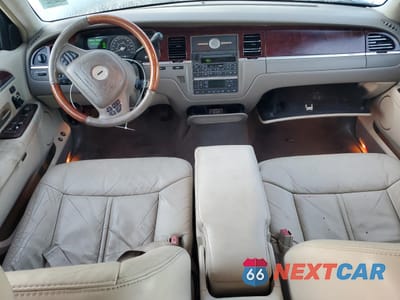 Zdjęcie 8 z 13 samochodu: 2004 LINCOLN TOWN CAR ULTIMATE VIN:1LNHM83W64Y681743 - miniatura