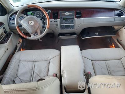 Zdjęcie 8 z 13 samochodu: 2004 LINCOLN TOWN CAR ULTIMATE VIN:1LNHM83W64Y681743 - miniatura