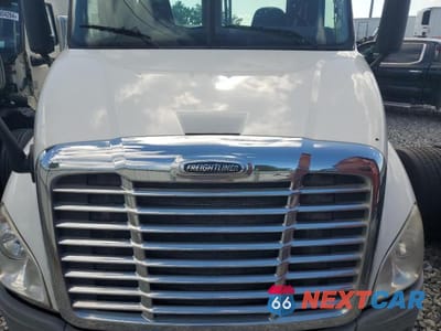 Zdjęcie 7 z 10 samochodu: 2016 FREIGHTLINER CASCADIA 113 SEMI TRUCK VIN:3AKBGADV9GSHB2527 - miniatura
