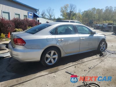 Trzecie zdjęcie samochodu z tyłu: 2013 VOLKSWAGEN PASSAT SE VIN:1VWBP7A33DC120737 - miniatura