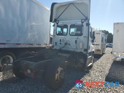 Czwarte zdjęcie samochodu z boku: 2018 FREIGHTLINER CASCADIA 113 SEMI TRUCK VIN:3AKBGADV7JSJN2869 - miniatura