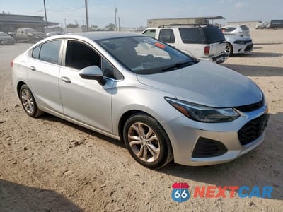 Czwarte zdjęcie samochodu z boku: 2019 CHEVROLET CRUZE LT VIN:1G1BE5SM4K7115596 - miniatura