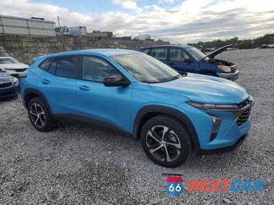 Czwarte zdjęcie samochodu z boku: 2025 CHEVROLET TRAX 1RS VIN:KL77LGEP8SC308892 - miniatura