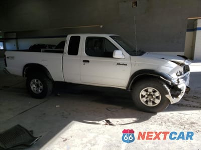 Czwarte zdjęcie samochodu z boku: 1999 NISSAN FRONTIER KING CAB XE VIN:1N6ED26Y4XC345475 - miniatura