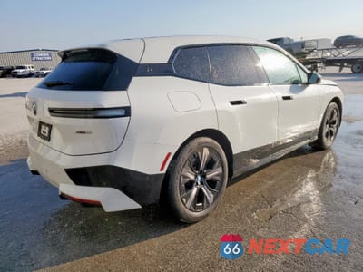 Trzecie zdjęcie samochodu z tyłu: 2024 BMW IX XDRIVE50 VIN:WB523CF01RCP94121 - miniatura