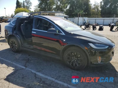 Czwarte zdjęcie samochodu z boku: 2018 TESLA MODEL X VIN:5YJXCAE2XJF113494 - miniatura