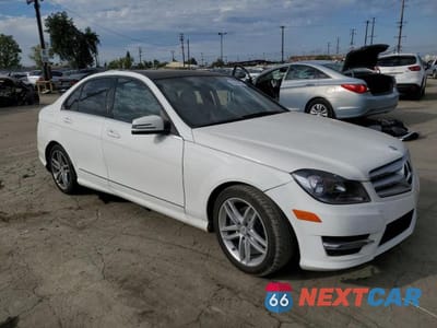Czwarte zdjęcie samochodu z boku: 2013 MERCEDES-BENZ C 250 VIN:WDDGF4HB3DR292132 - miniatura