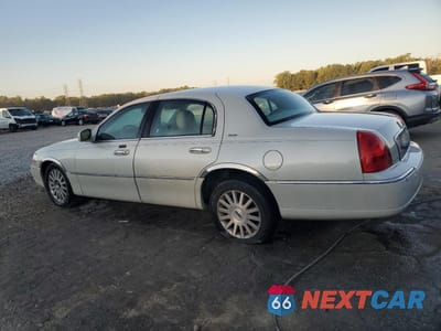 Drugie zdjęcie samochodu z przodu: 2004 LINCOLN TOWN CAR ULTIMATE VIN:1LNHM83W64Y681743 - miniatura