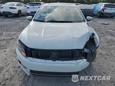 Piąte zdjęcie samochodu w środku: 2019 VOLKSWAGEN PASSAT WOLFSBURG VIN:1VWLA7A35KC002305 - miniatura