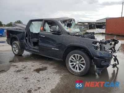 Czwarte zdjęcie samochodu z boku: 2021 RAM 1500 LARAMIE VIN:1C6RREJT1MN610394 - miniatura