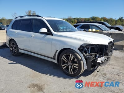 Czwarte zdjęcie samochodu z boku: 2024 BMW X7 XDRIVE40I VIN:5UX23EM09R9T47647 - miniatura
