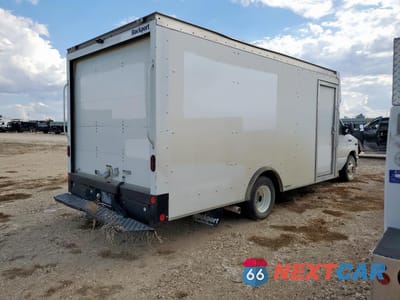 Trzecie zdjęcie samochodu z tyłu: 2022 FORD ECONOLINE - TRUCKS DELIVERY VAN VIN:1FDWE3FK7NDC25727 - miniatura