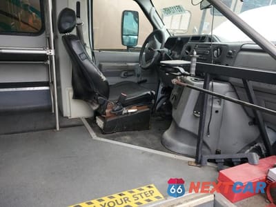 Piąte zdjęcie samochodu w środku: 2017 FORD ECONOLINE E450 SUPER DUTY CUTAWAY VAN VIN:1FDFE4FS8HDC24936 - miniatura