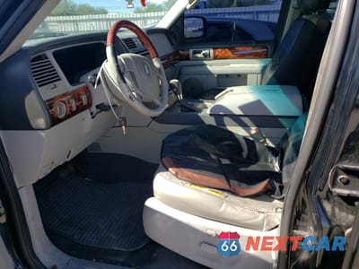 Zdjęcie 7 z 13 samochodu: 2004 LINCOLN NAVIGATOR VIN:5LMFU28R94LJ26836 - miniatura