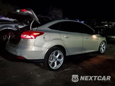 Trzecie zdjęcie samochodu z tyłu: 2015 FORD FOCUS TITANIUM VIN:1FADP3J23FL269749 - miniatura