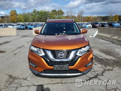 Piąte zdjęcie samochodu w środku: 2017 NISSAN ROGUE SV VIN:5N1AT2MVXHC739315 - miniatura