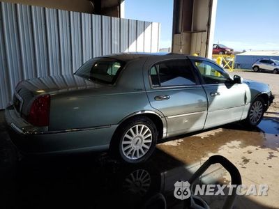 Trzecie zdjęcie samochodu z tyłu: 2005 LINCOLN TOWN CAR SIGNATURE LIMITED VIN:1LNHM82W25Y670693 - miniatura