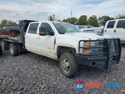 Czwarte zdjęcie samochodu z boku: 2019 CHEVROLET SILVERADO FLAT BED TRUCK VIN:1GB4KWCY6KF162817 - miniatura