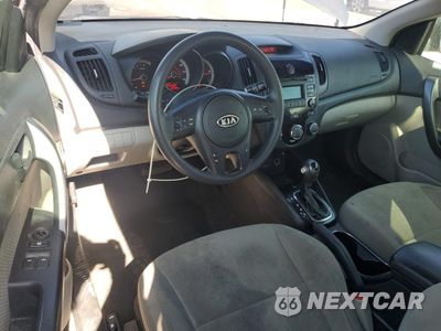 Zdjęcie 8 z 14 samochodu: 2012 KIA FORTE EX VIN:KNAFU6A2XC5546620 - miniatura