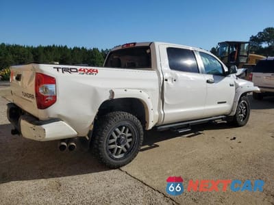 Trzecie zdjęcie samochodu z tyłu: 2018 TOYOTA TUNDRA CREWMAX SR5 VIN:5TFDW5F16JX764537 - miniatura