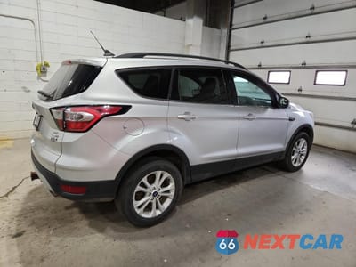 Trzecie zdjęcie samochodu z tyłu: 2018 FORD ESCAPE SE VIN:1FMCU9GD9JUD59805 - miniatura